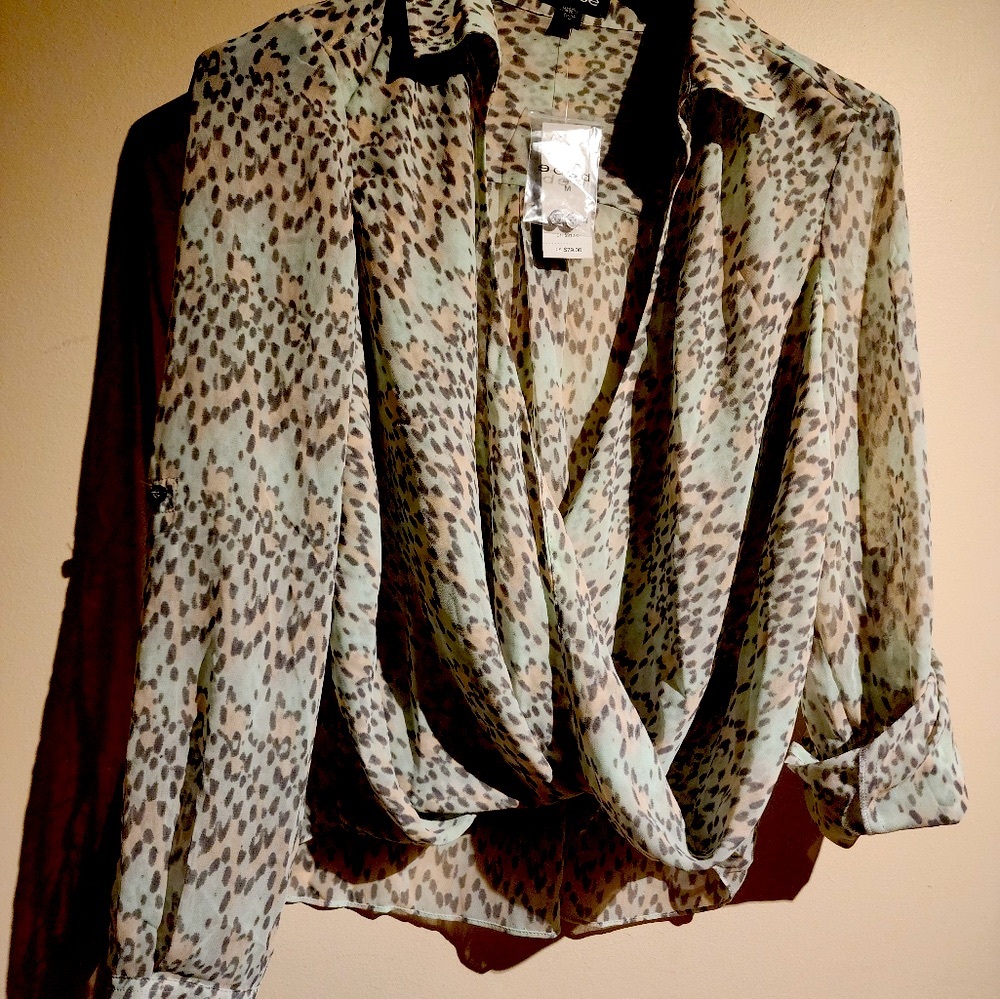 NWT Bebe Women's Animal Print Wrap Roll Tab Sleeves Chiffon Cropped Top - Picture 6 of 13